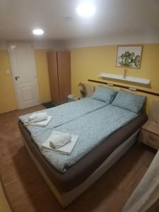 ブダペストにあるDeniz Guesthouseのベッドルーム1室(大型ベッド1台、タオル2枚付)