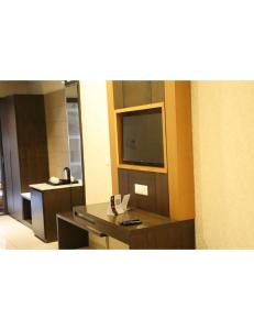 una camera d'albergo con scrivania e TV di Hotel Solista, Chittorgarh-312001, a Chittaurgarh