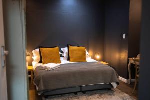 מיטה או מיטות בחדר ב-Comfortable 2-Bedroom place with indoor Fireplace