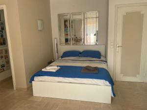 カンヌにあるParc De La Croisetteのベッドルーム1室(青いシーツと窓付)