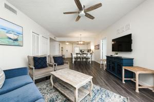 ein Wohnzimmer mit einem Sofa und einem TV in der Unterkunft Unit 2320 Ocean Walk - 2 Bedroom Ocean View in Daytona Beach