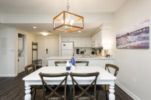 cocina y comedor con mesa blanca y sillas en Unit 2320 Ocean Walk - 2 Bedroom Ocean View, en Daytona Beach