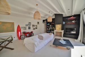 ein Wohnzimmer mit einem weißen Sofa und einem Tisch in der Unterkunft ILE DE RE - Villa Clerjotte in Saint-Martin-de-Ré