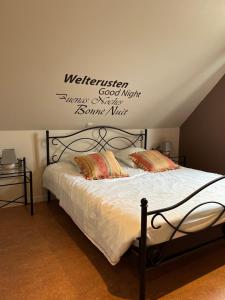 - une chambre avec un lit doté de draps et d'oreillers blancs dans l'établissement Hove Ter Hille, à Jabbeke