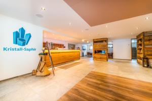 een fitnessruimte met een tafeltennistafel in een kamer bij Hotel Kristall-Saphir Superior in Saas-Almagell