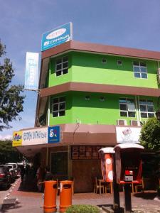 a green building with a sign on top of it at HOTEL RK CAHAYA in Labuan