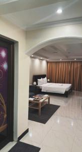 ein Schlafzimmer mit einem Bett und einem Tisch in einem Zimmer in der Unterkunft الجناح الأبيض للأجنحه الفندقية in Dammam
