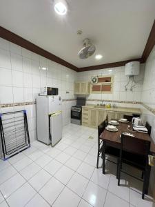 Kuchyňa alebo kuchynka v ubytovaní أبو بندر للشقق المخدومة