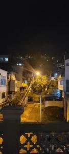 Blick auf die Stadt in der Nacht mit Straßenbeleuchtung in der Unterkunft Piazza Granada in Cali