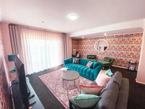 - un salon avec un canapé et une table dans l'établissement Darling Harbour stunning city location with pool, gym, wifi, Netflix, à Sydney