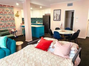1 dormitorio con cama con almohadas y mesa en Darling Harbour stunning city location with pool, gym, wifi, Netflix, en Sídney