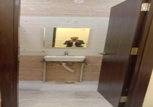 A bathroom at Mayur Palace By WB Inn