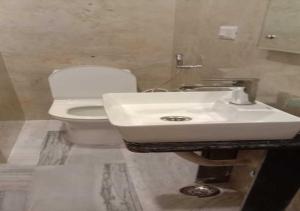 Um banheiro em Mayur Palace By WB Inn