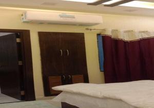 Tempat tidur dalam kamar di Mayur Palace By WB Inn