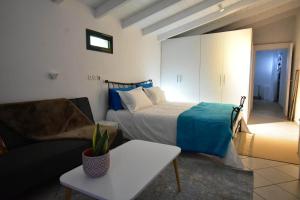 Postel nebo postele na pokoji v ubytování Sideroporta castle Náfpaktos + 53 fotografií