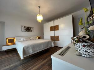 1 dormitorio con 1 cama y escritorio con ordenador portátil en Guesthouse Villa Stanger 2, en Lovran