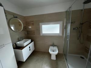 ein Bad mit einem WC, einem Waschbecken und einer Dusche in der Unterkunft Guesthouse Villa Stanger 2 in Lovran