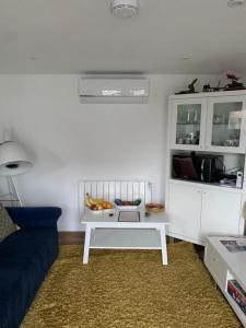 uma sala de estar com um sofá e uma mesa em Lindas LODGE Free PARKING air con plus provisions included em Hove