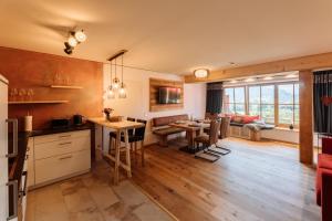 cocina y sala de estar con mesa y sillas en Babel´s Auszeit en Pfronten