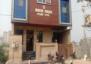 um edifício com motos estacionadas em frente em Mayur Palace By WB Inn em Agra