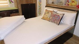 - un lit dans une chambre avec 2 oreillers dans l'établissement Gokul Niwas Home Stay, à Udaipur