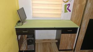 un escritorio con un monitor encima en Gokul Niwas Home Stay, en Udaipur