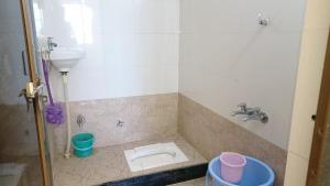 une salle de bain avec toilettes et lavabo dans l'établissement Gokul Niwas Home Stay, à Udaipur 9 autres photos