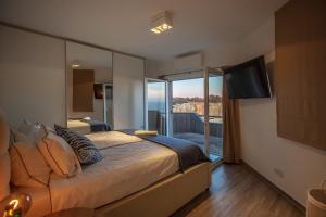 Postel nebo postele na pokoji v ubytování Villa Tocana + 22 fotografií
