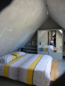 um quarto com 2 camas num sótão em Charmante longère près des côtes Finistériennes em Plouégat-Guérand
