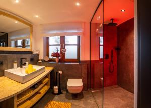 a bathroom with a sink and a toilet and a shower at Babel´s Auszeit in Pfronten
