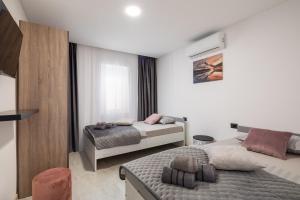 Postel nebo postele na pokoji v ubytování Luxury Apartment Lorena - Private Heated Pool -