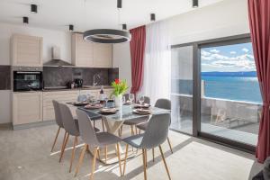 uma cozinha e sala de jantar com mesa e cadeiras em Luxury Apartment Lorena - Private Heated Pool - em Jesenice