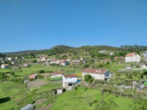 una vista aérea de un pequeño pueblo en una colina en Casa de Sunny en Parada