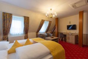 ein Hotelzimmer mit einem großen Bett und einem Schreibtisch in der Unterkunft Hotel Residence in Würzburg