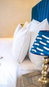 Postel nebo postele na pokoji v ubytování Riad villa saphir & SPA