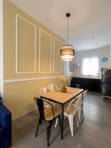 a dining room with a table and chairs at Maritime Apartamentos Valencia in Valencia