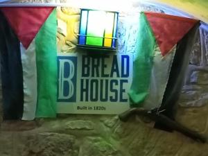 een uithangbord met een glas-in-loodraam bij BREAD HOUSE in Bethlehem