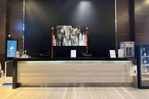 Ο χώρος του λόμπι ή της ρεσεψιόν στο Ramada Suites by Wyndham Kuala Lumpur City Centre