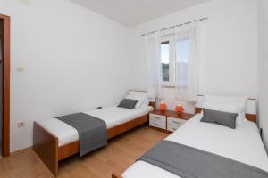 una camera con due letti e una finestra di BENTO apartment - best VIEW on town and sea a Pučišća