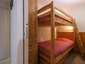 拉克呂薩的住宿－Appartement La Clusaz, 2 pièces, 6 personnes - FR-1-304-98，一间卧室配有双层床