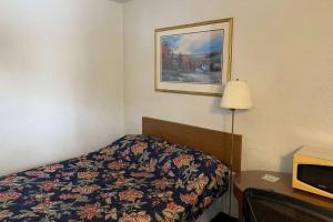 Tempat tidur dalam kamar di Travelodge by Wyndham Rockford South
