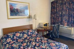 Säng eller sängar i ett rum på Travelodge by Wyndham Rockford South
