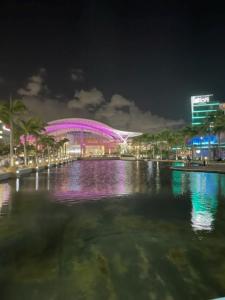 Blick auf die Stadt in der Nacht in der Unterkunft Casa del Sol -Unit B in Bayamon