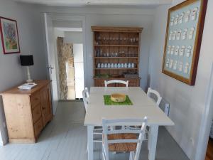 Televízia a/alebo spoločenská miestnosť v ubytovaní Maison avec vue exceptionnelle et piscine privative