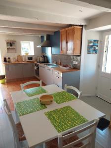 Kuchyňa alebo kuchynka v ubytovaní Maison avec vue exceptionnelle et piscine privative
