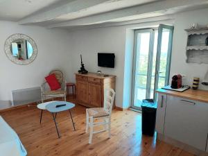 Pokój z łóżkiem, stołem i krzesłami w obiekcie Maison avec vue exceptionnelle et piscine privative w mieście Saint-Félix-de-Lunel