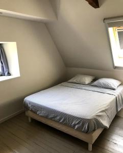sypialnia z łóżkiem na poddaszu w obiekcie Maison avec vue exceptionnelle et piscine privative w mieście Saint-Félix-de-Lunel +31 zdjęć
