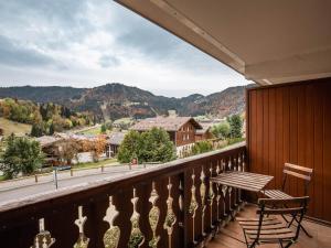 a balcony with a table and chairs and a view at Studio La Clusaz, 1 pièce, 3 personnes - FR-1-304-264 in La Clusaz