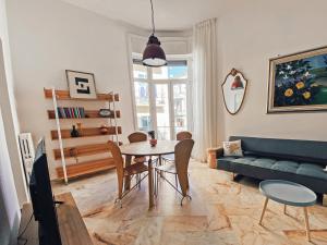 - un salon avec une table et un canapé dans l'établissement Casa Sava, à San Pietro