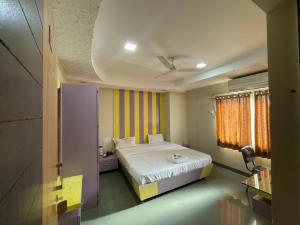 a bedroom with a bed in a room at Hotel Holiday Pride in Aurangabad